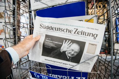 Jacques Chirac basın kiosk gazete kapağında