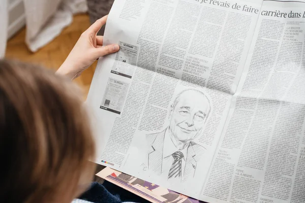 Gazete yi okuyan kadın Fransa Cumhurbaşkanı Jacques Chirac — Stok fotoğraf