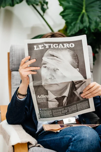 Woman reading Newspaper French President Jacques Chirac — Stock Photo, Image