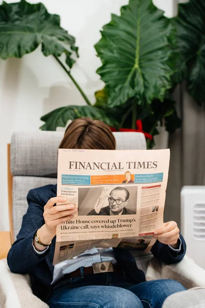 Mujer leyendo Periódico El presidente francés Jacques Chirac — Foto de Stock