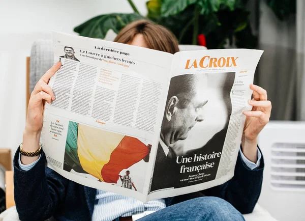 Mujer leyendo Periódico El presidente francés Jacques Chirac — Foto de Stock