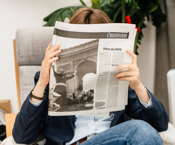 Mujer leyendo Periódico El presidente francés Jacques Chirac —  Fotos de Stock