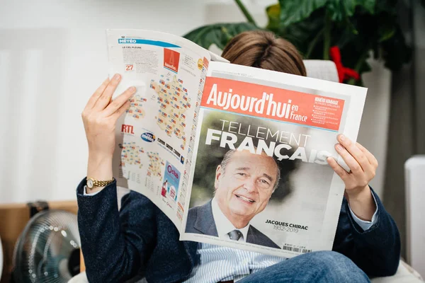 Президент Франции Жак Ширак читает газету — стоковое фото