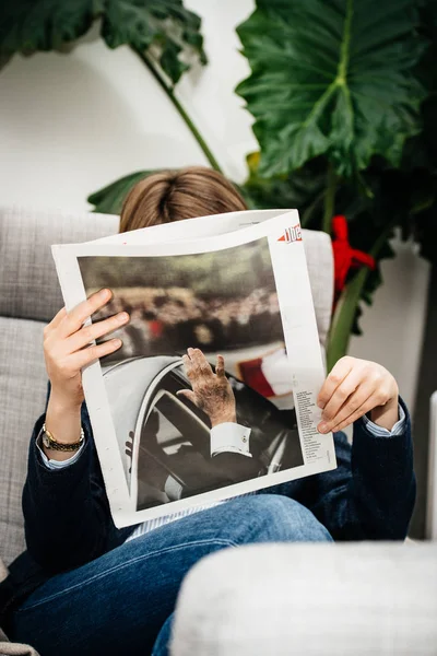 Wanita membaca koran Presiden Perancis Jacques Chirac — Stok Foto