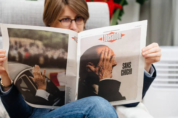 Woman reading Newspaper French President Jacques Chirac — Stock Photo, Image