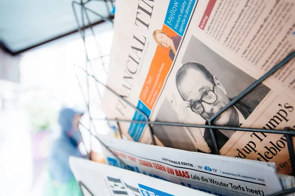 Jacques Chirac på omslaget till tidningen press kiosk — Stockfoto