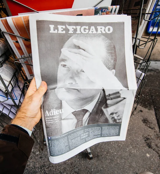 Жак Ширак на обложке газеты в киоске для прессы — стоковое фото