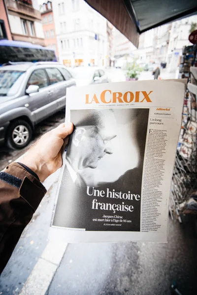 Jacques Chirac em capa de jornal em quiosque de prensa — Fotografia de Stock