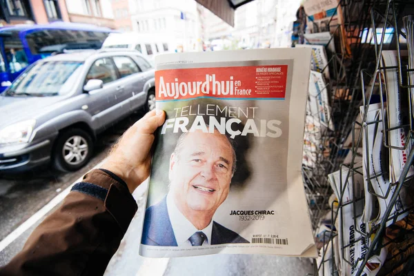 Jacques Chirac sur la couverture du journal au kiosque de presse — Photo