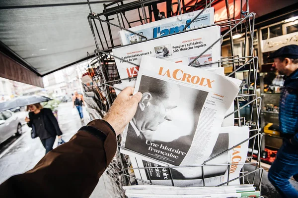 Jacques Chirac sur la couverture du journal au kiosque de presse — Photo