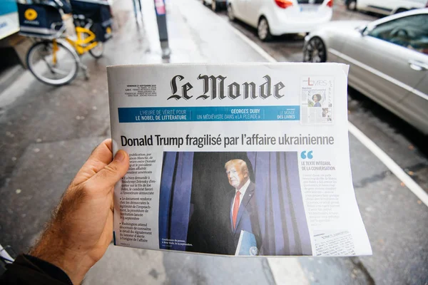 Жак Ширак на обложке газеты в киоске для прессы — стоковое фото