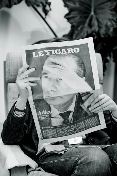 Mujer leyendo Periódico El presidente francés Jacques Chirac —  Fotos de Stock