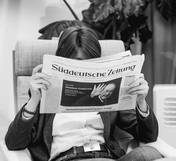 Frau liest Zeitung französischer Präsident jacques chirac — Stockfoto