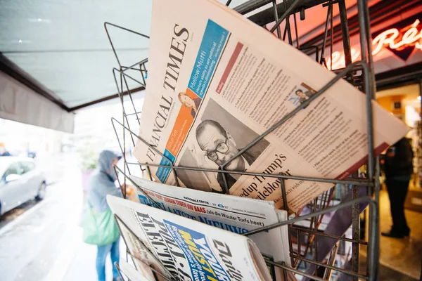 Jacques Chirac på omslaget till tidningen press kiosk — Stockfoto