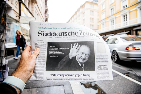 Жак Ширак на обкладинці газети на прес-кіоску — стокове фото