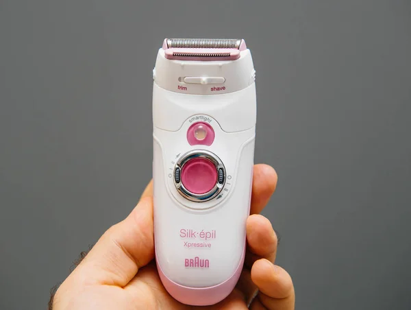 Hand holding new Braun Silk Epil Xpressive women shaver epilator — Stock Photo, Image