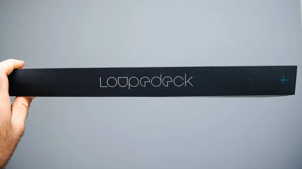 Caja de cartón durante el unboxing de nuevo Loupedeck Plus — Foto de Stock
