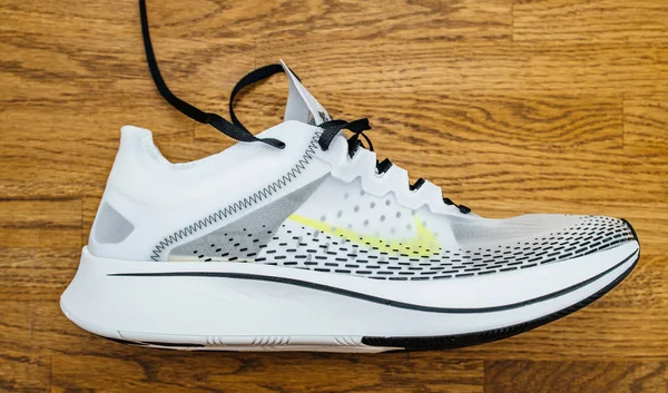 Professionelle nike zoom fly sp schnell laufen — Stockfoto