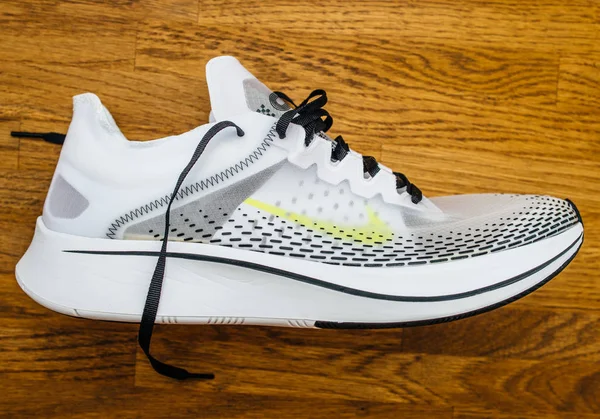 Nike Zoom Fly Sp Snelle sportschoen op houten vloer — Stockfoto