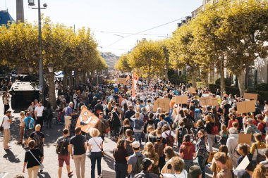 İnsanlar üzerindeki hava görüşü iklim değişikliğine karşı eylem için toplanıyor