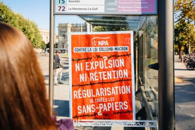 Protesto sırasında otobüs durağındaki büyük pankart