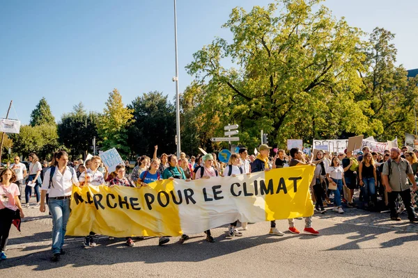 Pessoas se reúnem para ação sobre mudança climática cartaz amarelo — Fotografia de Stock