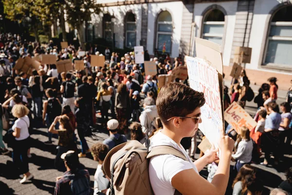 La gente se moviliza para actuar sobre el cambio climático — Foto de Stock