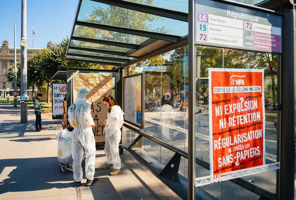 Большой плакат на остановке автобуса во время протеста — стоковое фото