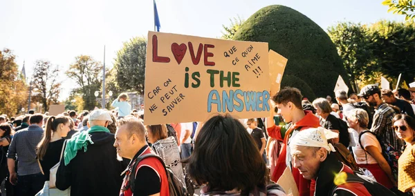 Love is the answer rally for action on climate change — Stock Photo, Image