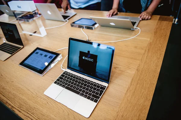 Neues Apple Macbook Air Laptop von Apple Computern — Stockfoto