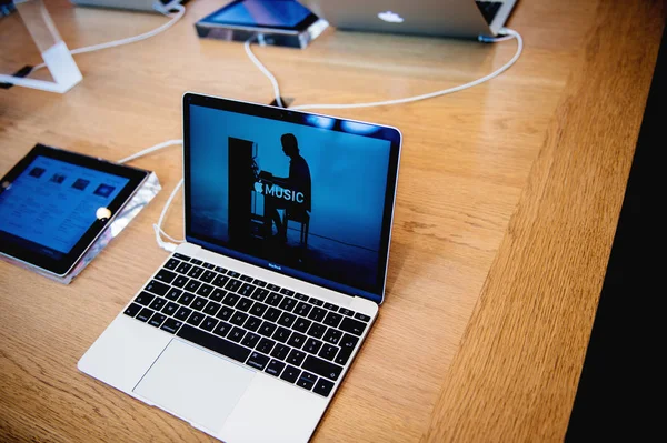 New Apple MacBook Air laptop by Apple Computers — Stock Photo, Image