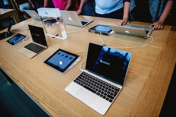 Neues Apple Macbook Air Laptop von Apple Computern — Stockfoto