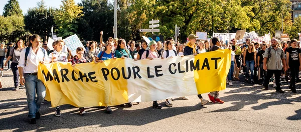 People rally for action on climate change yellow placard — Stock Photo, Image