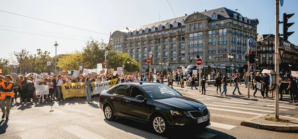 Menschen sammeln für Maßnahmen gegen den Klimawandel Polizeiwagen Überwachung — Stockfoto