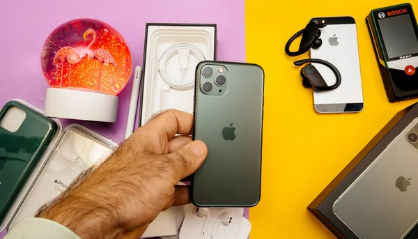 3-камерні лінзи новітнього iphone 11 Pro — стокове фото