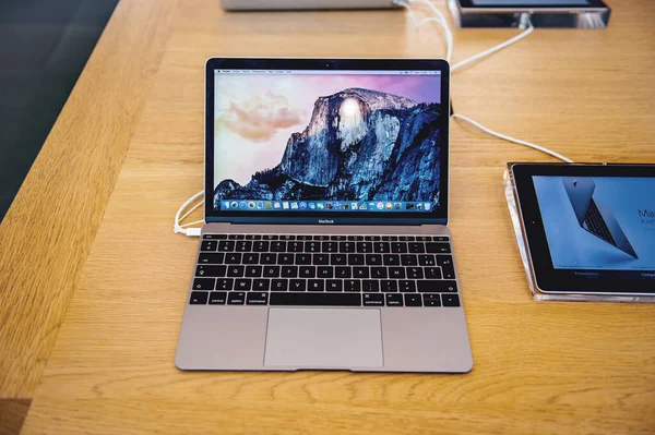 苹果电脑的新型Macbook Air笔记本电脑 — 图库照片