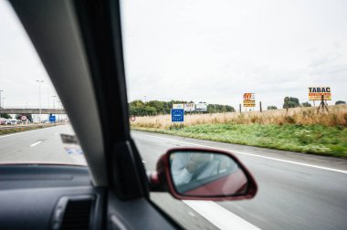Yolcu Pov Fransa Belçika sınırındaki sokak tabelasında
