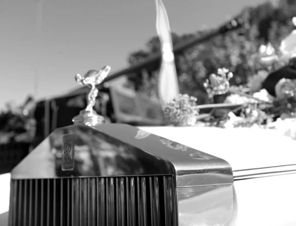 Luxury Rolls-Royce British luxury car defocused, — Stock Photo, Image