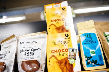 Organik biyolojik kaynaklardan çeşitli Bio Choco içecekleri ve kakao.