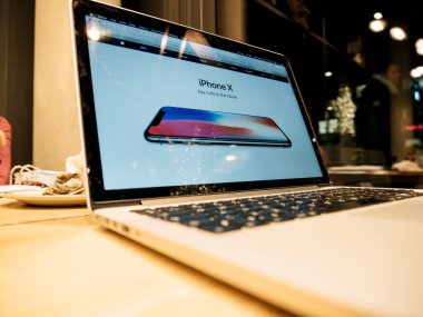 iPhone X akıllı telefon reklamlı Apple Macbook profesyonel dizüstü bilgisayar