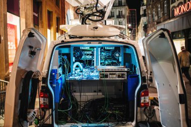 Modern TV istasyonu uydu kamyonu mobil iletişim uydu yayını