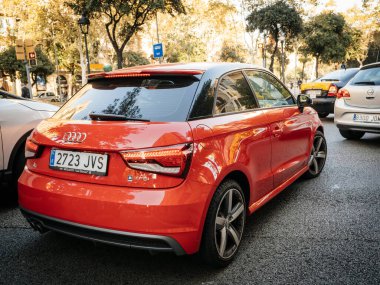 Trafikte kırmızı Audi A1 Tfsi arabasının arka görüntüsü