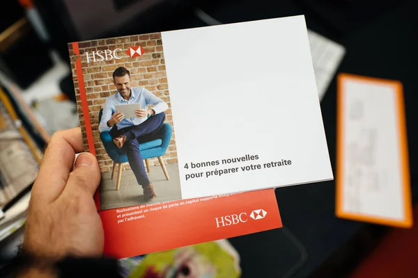 Man hand met open brief van Hsbc bank — Stockfoto
