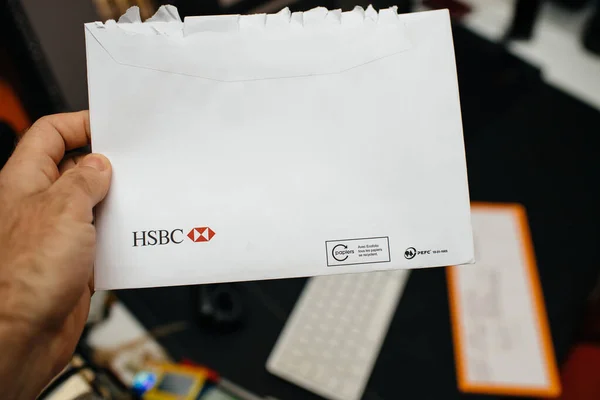 Mano de hombre sosteniendo carta abierta del banco HSBC — Foto de Stock