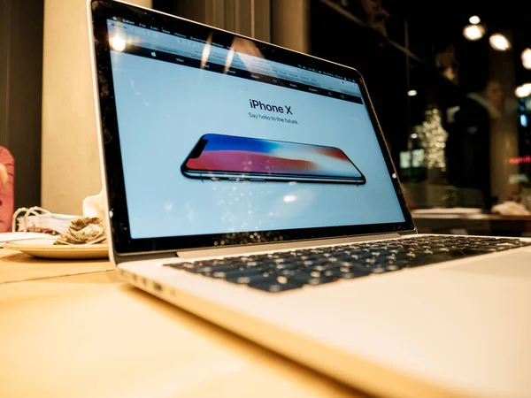 Apple MacBook pro ordinateur portable avec iPhone X smartphone publicité — Photo