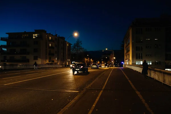 Страсбургская улица в сумерках с автомобилями пешеходов — стоковое фото