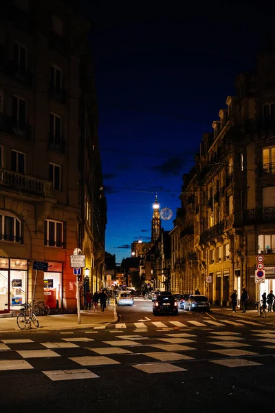 Vista dell'edificio ESCA e di Notre-Dame de Strasbourg — Foto Stock