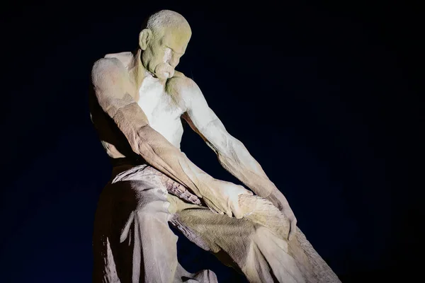 Statue des männlichen Arbeiters auf dem Pont john f. kennedy — Stockfoto