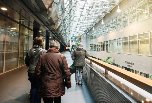 Вид сзади на пожилых пациентов, входящих во французскую больницу — стоковое фото