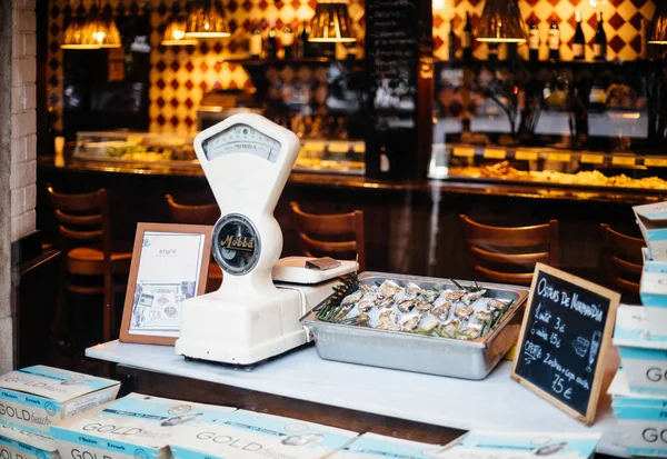 Barcelona fish store Oysters bar selling fresh seafood — Stock Photo, Image